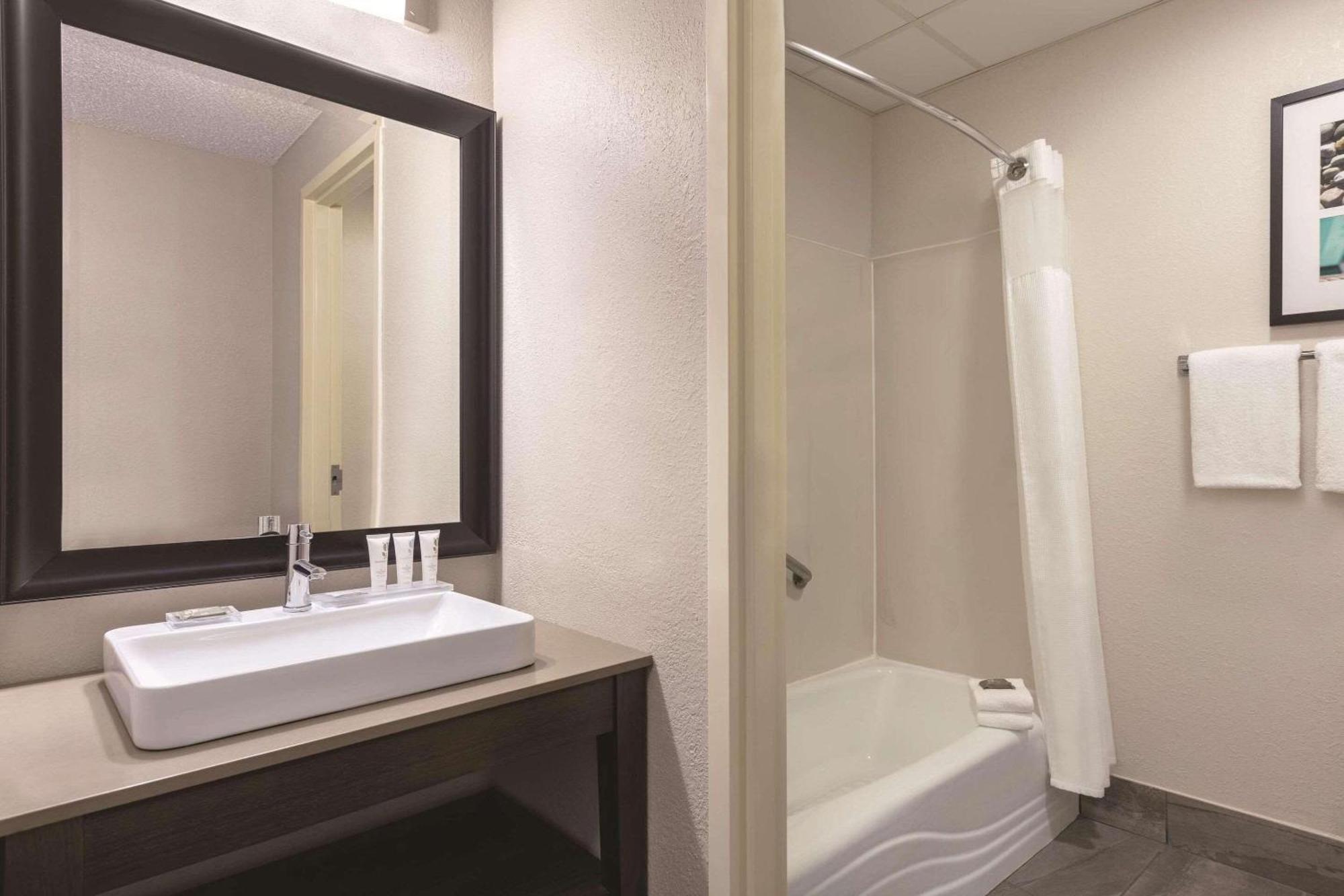 Country Inn & Suites By Radisson, Port Clinton, Oh Bagian luar foto