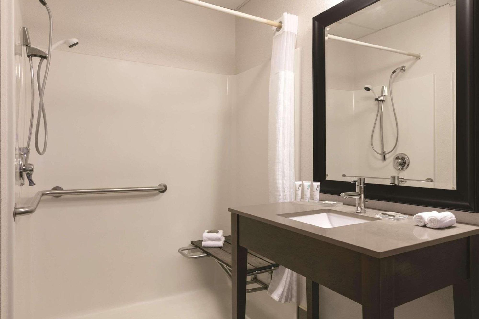 Country Inn & Suites By Radisson, Port Clinton, Oh Bagian luar foto